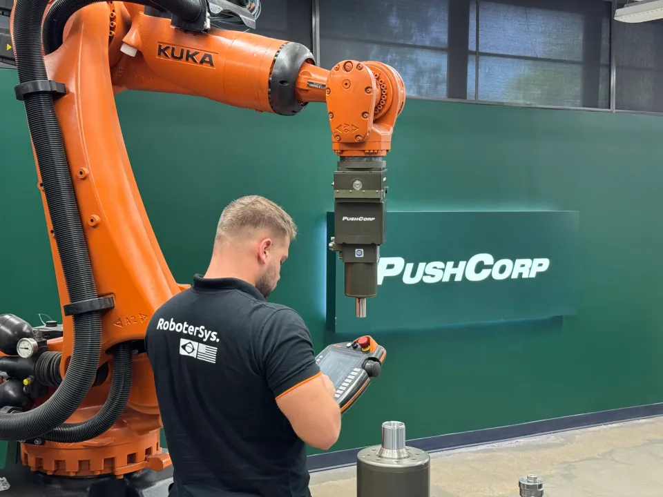 Operação robótica de acabamento PushCorp