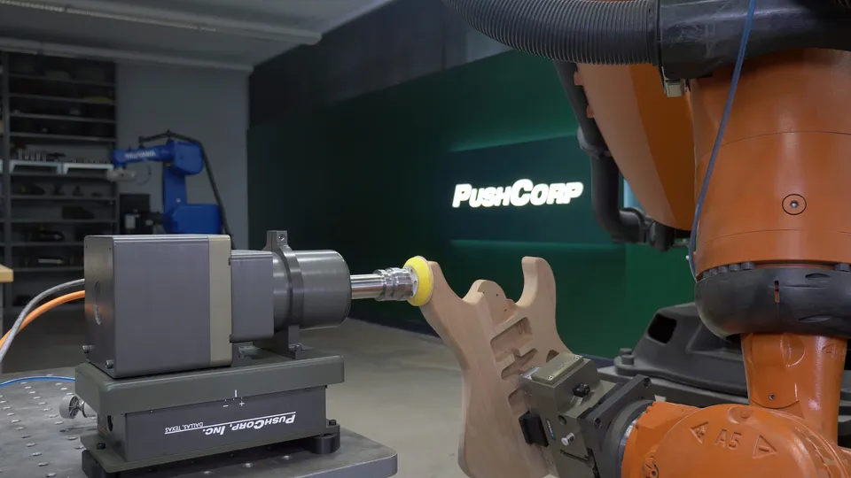 PushCorp lixando corpo de guitarra — acabamento de superfícies curvas