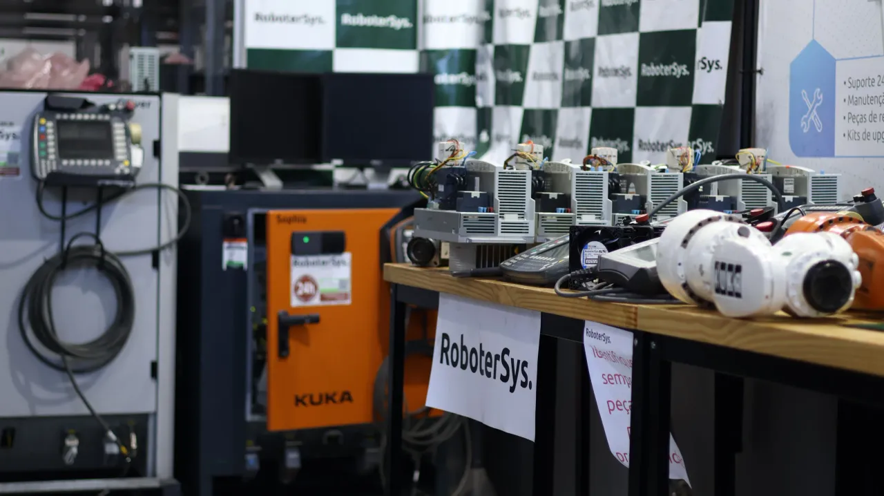 Sistema robótico KUKA em operação industrial — RoboterSys