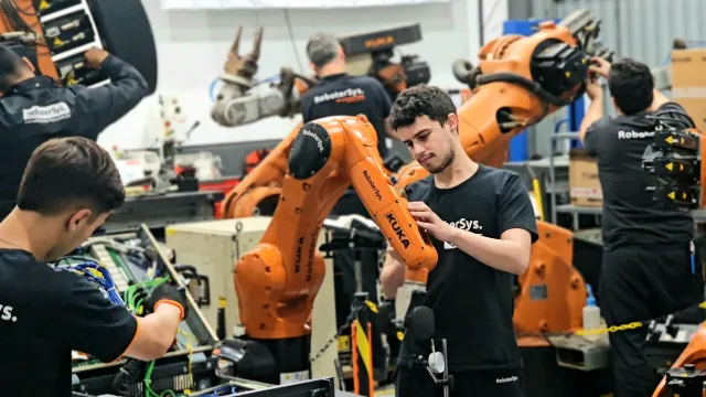 Como escolher o robô industrial ideal para o seu processo de produção